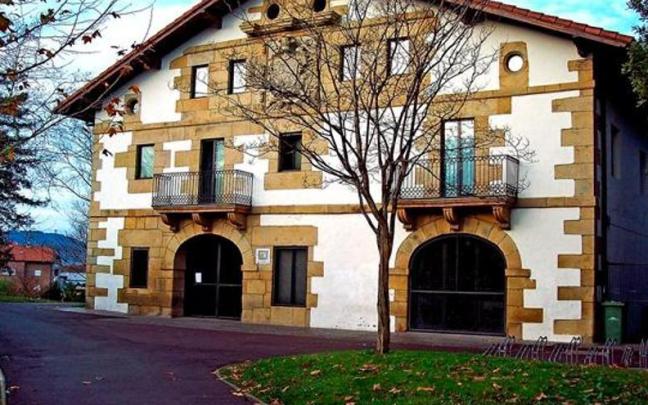 Foto del exterior del edificio que alberga el Gazteleku Martindozenea de Irun.