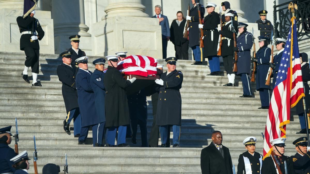 EN IMÁGENES: La llegada del féretro de Jimmy Carter a la Catedral de Washington