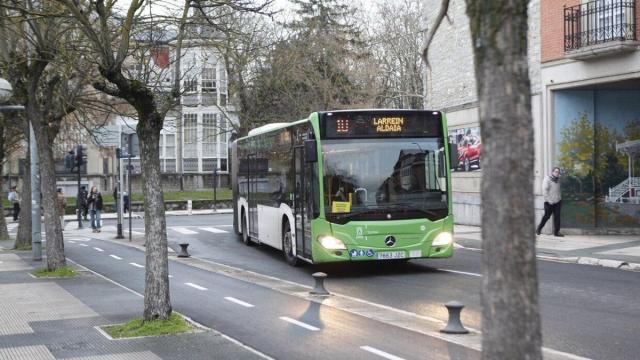 Un autobús de TUVISA circula por las calles de Gasteiz. Foto: Pilar Barco