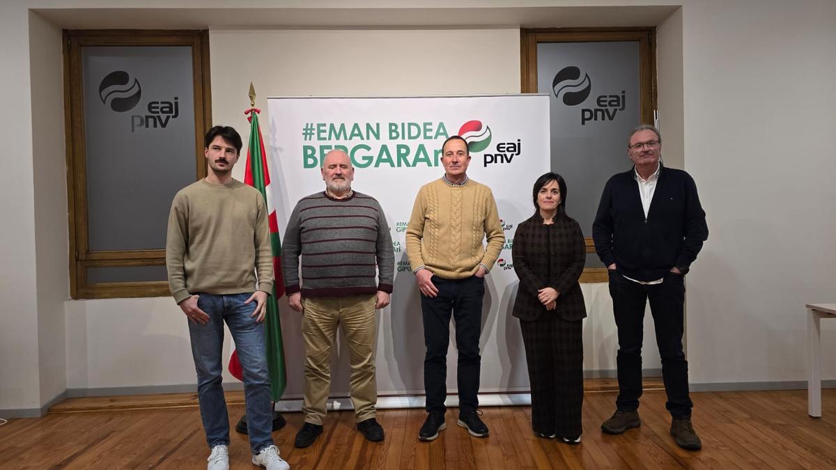 El portavoz del PNV, Mikel Lete (tercero), con parte de su equipo.