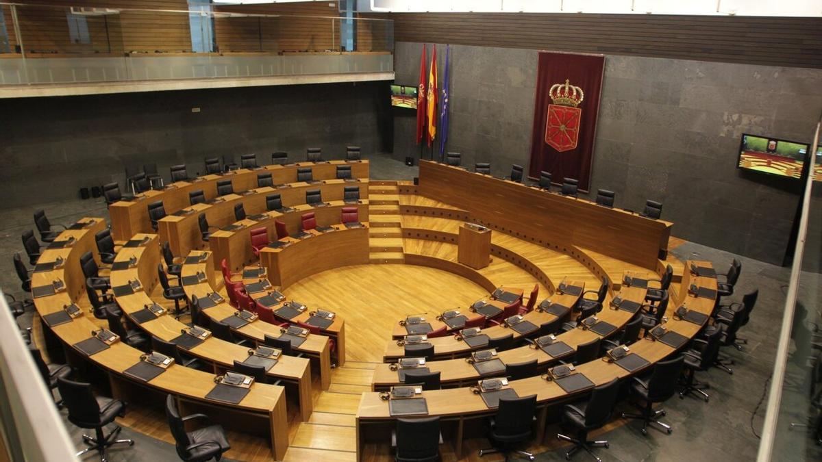 Vista del salón de plenos del Parlamento de Navarra, vacío.