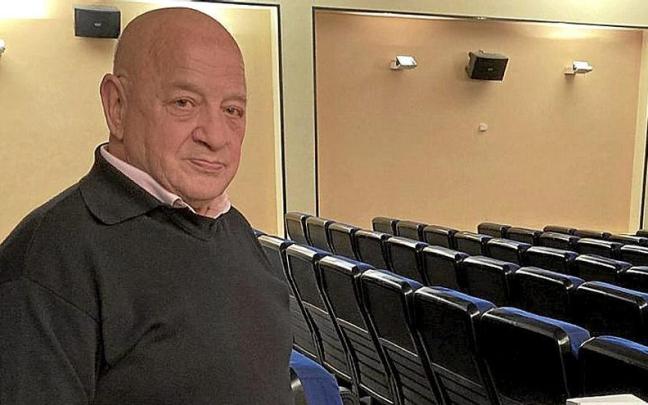 José Antonio Torrealday, junto a los libros de su trilogía. | FOTO: I. F.