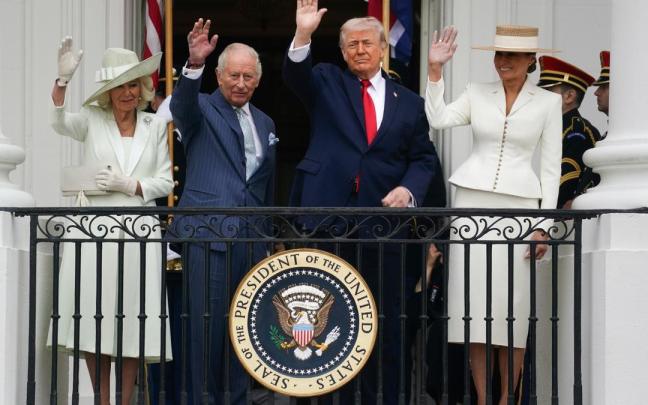 Donald y Melania Trump junto a los reyes de Inglaterra en la Casa Blanca