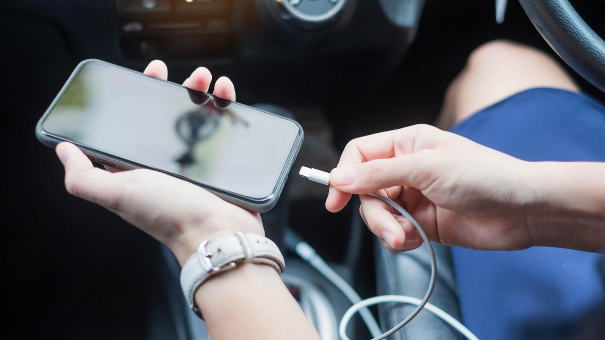 Las distracciones por el uso del móvil al volante son las más frecuentes.