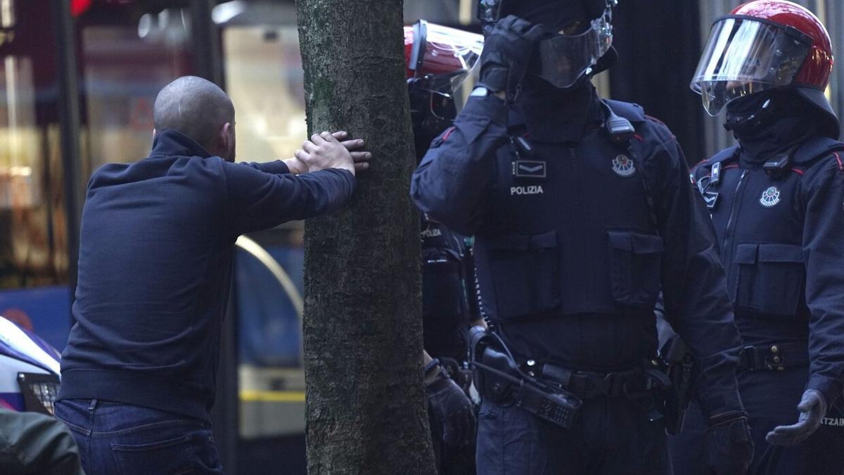 Un detenido durante los momentos previos al Real-Benfica / RUBEN PLAZA