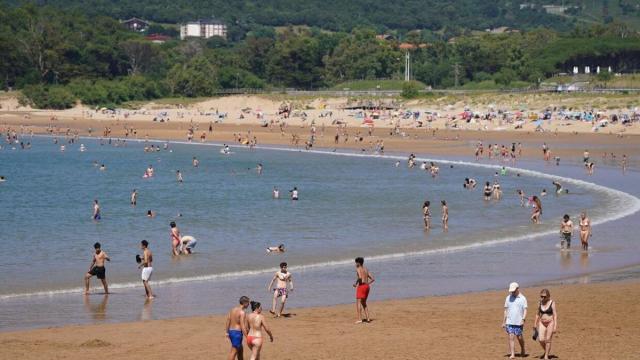 Gente en la playa de Plentzia.
