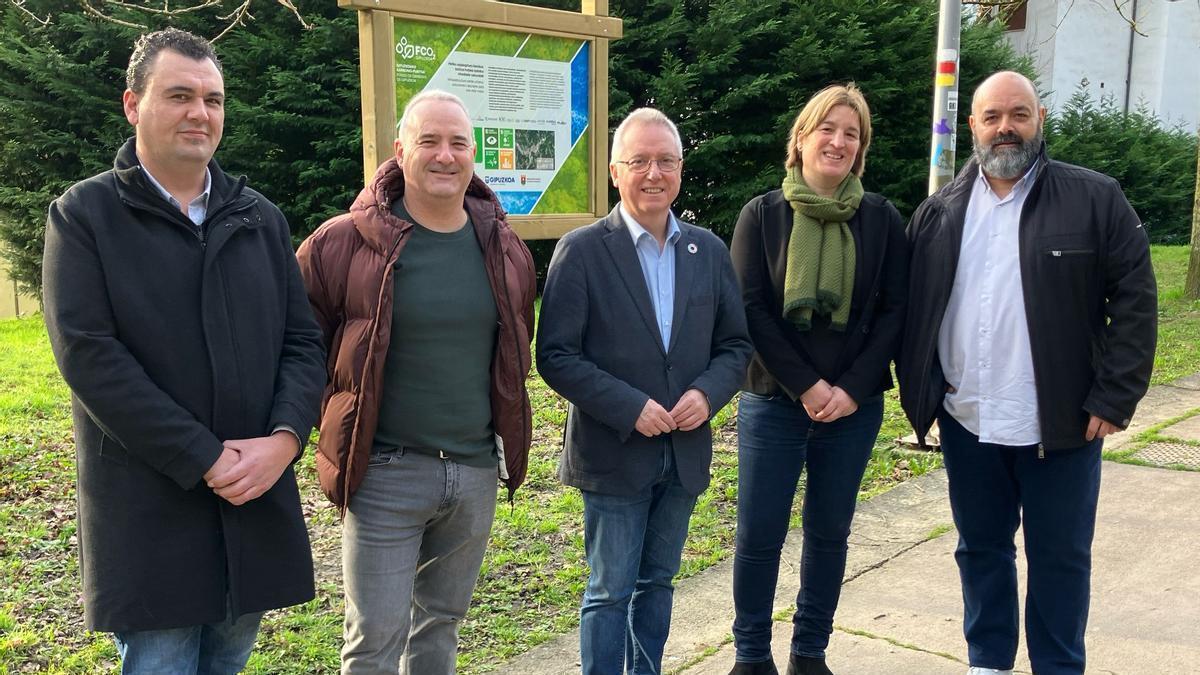 Los concejales Aritz Murua (PSE-EE) y Kepa Urteaga (EH Bildu), el diputado de Sostenibilidad y presidente de Naturklima, José Ignacio Asensio, la edil Garazi Etxeberria, y el director de Naturklima Xabier Esteban.