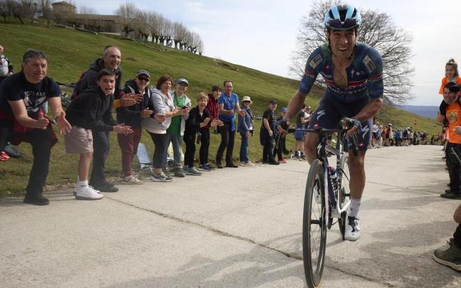 Mikel Landa asciende San Miguel de Aralar durante la pasada Itzulia.