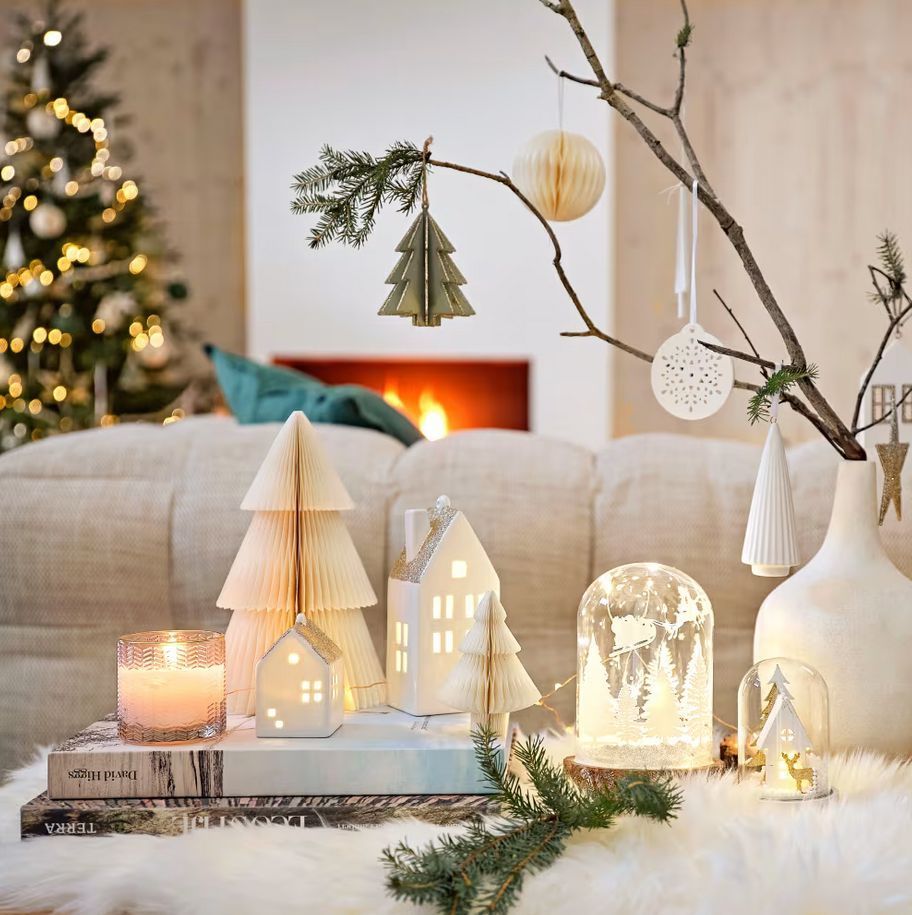 Distintos adornos agrupados sobre una mesa.