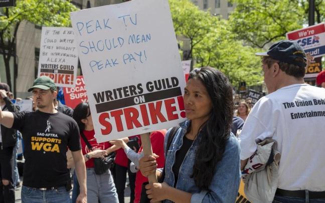 Imagen de archivo de una protesta en apoyo al Sindicato de Guionistas de Hollywood (WGA) durante el "Rally at the Rock" fuera de las oficinas de NBC. Imagen de archivo de una protesta en apoyo al Sindicato de Guionistas de Hollywood (WGA) durante el "Rally at the Rock" fuera de las oficinas de NBC.