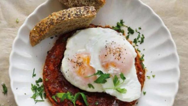 Huevos pochados con txistorra y dátiles de Dani García.