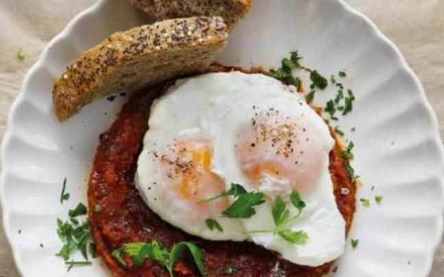 Huevos pochados con txistorra y dátiles de Dani García.