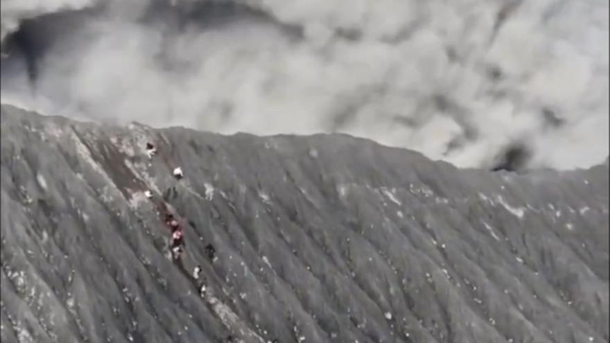 Los escaladores sorprendidos por la erupción del volcán.