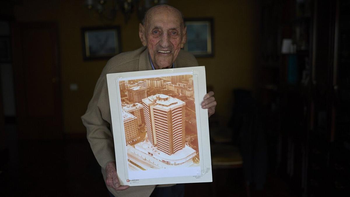 Blas posa en su casa con una fotografía de la torre Basoko de finales de los años 70.