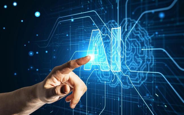 Una mano apunta a un holograma de IA sobre un cerebro.