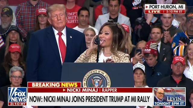 Trump se fija en el culo de Nicki Minaj y suelta esta frase en pleno mitin: "Es difícil no fijarse".
