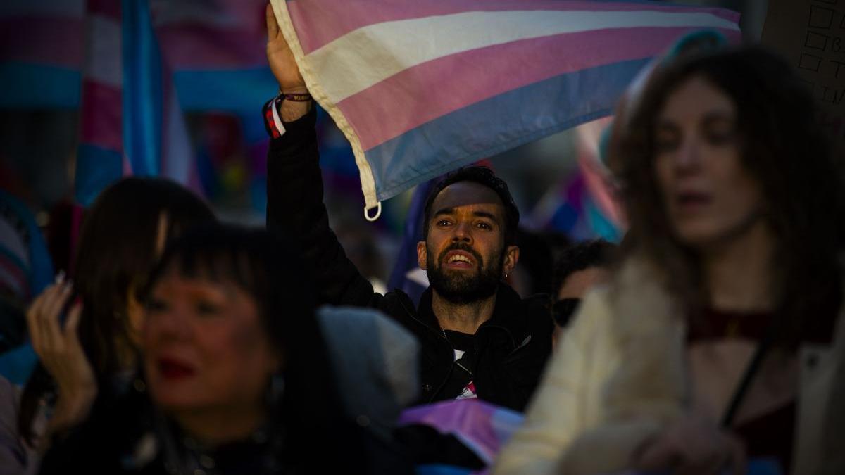 Decenas de personas durante una manifestación para denunciar los ataques a la comunidad trans a nivel internacional.