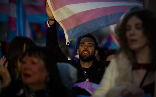 Decenas de personas durante una manifestación para denunciar los ataques a la comunidad trans a nivel internacional.