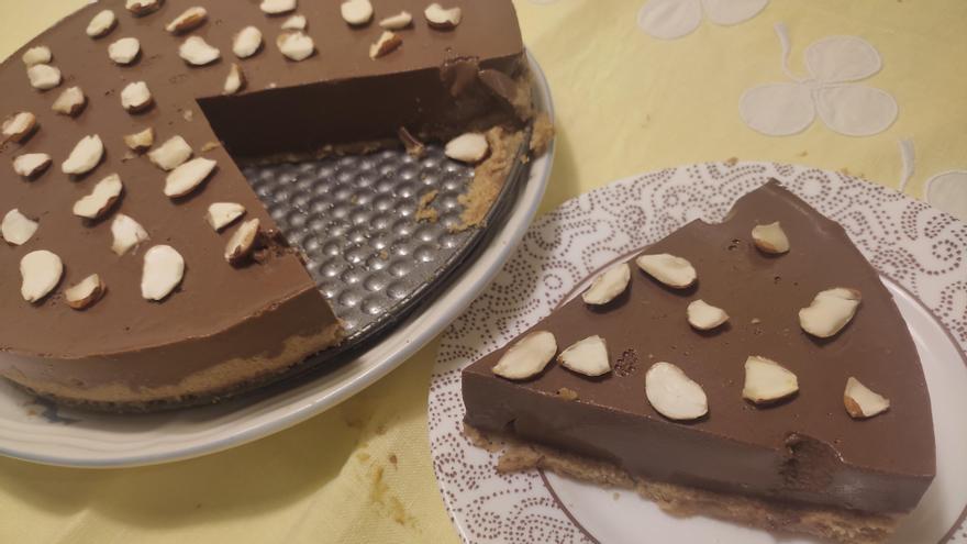Una porción ya cortada de tarta de chocolate y cafá.
