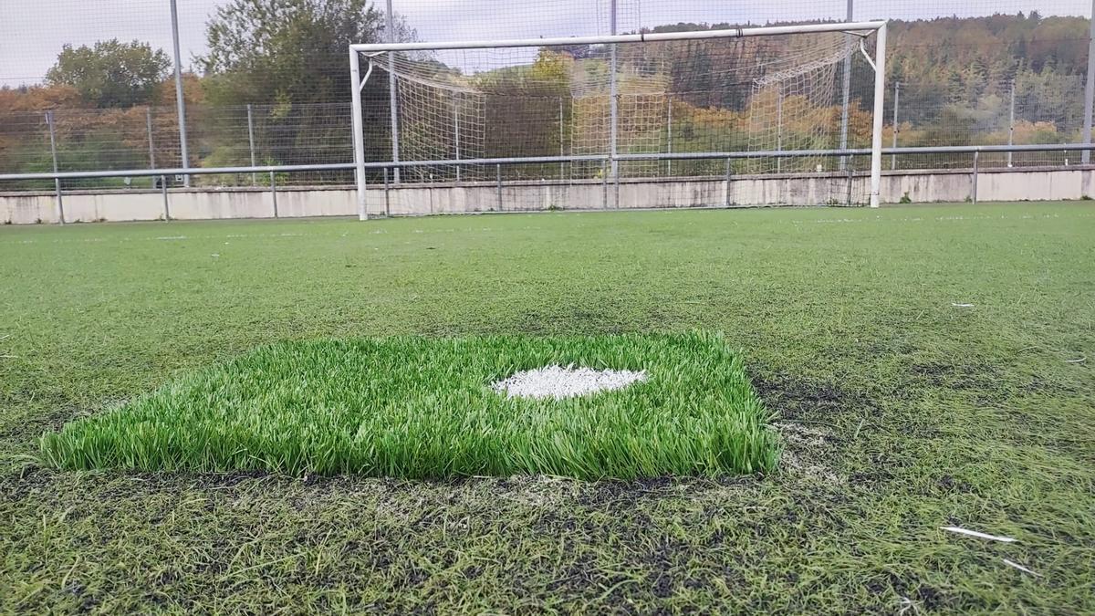 Vista de un arreglo parcial en el punto de penalti situado frente a una de las porterías del campo de fútbol de Zestoa.