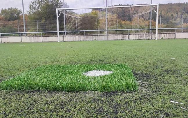 Vista de un arreglo parcial en el punto de penalti situado frente a una de las porterías del campo de fútbol de Zestoa.