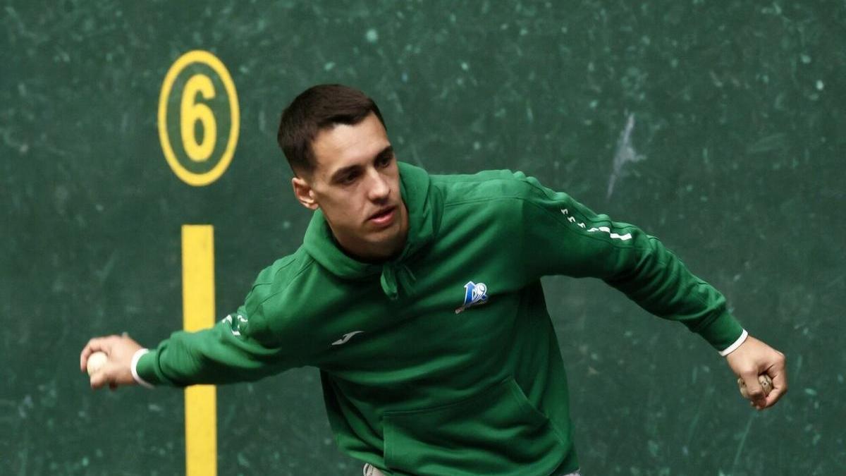 Javier Zabala selecciona material en el Ogueta de Gasteiz.