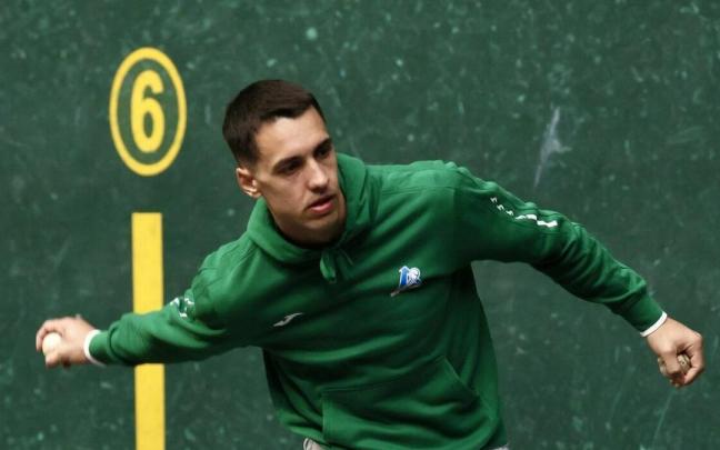 Javier Zabala selecciona material en el Ogueta de Gasteiz.