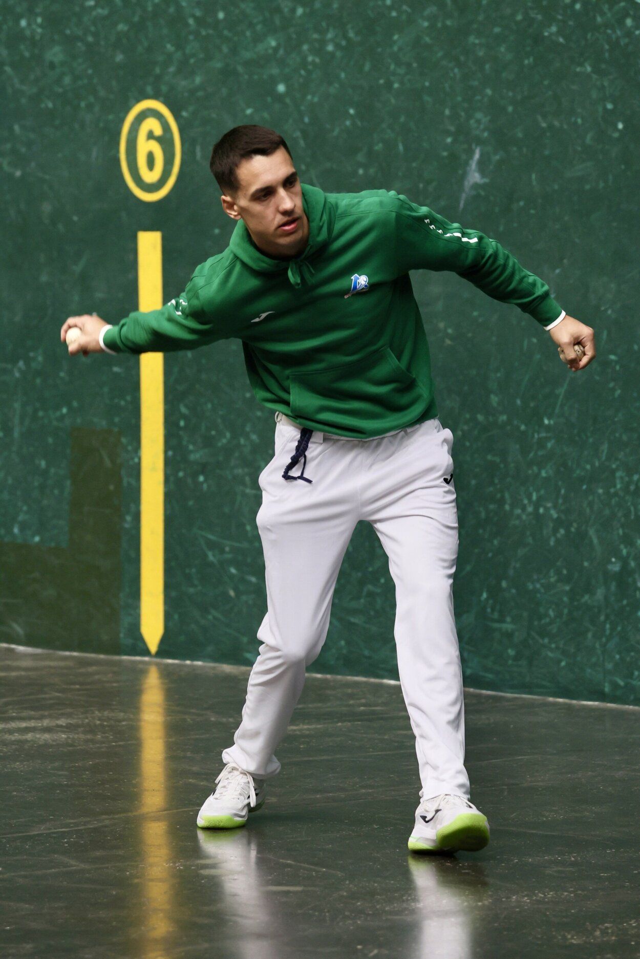 Javier Zabala selecciona material en el Ogueta de Gasteiz.