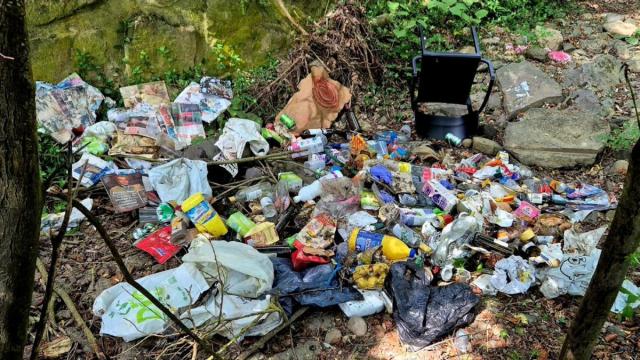 Vista de la basura recogida por el colectivo ecologista en el cauce del rio Urola.