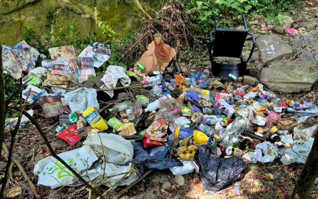 Vista de la basura recogida por el colectivo ecologista en el cauce del rio Urola.