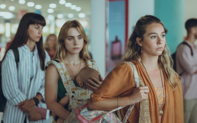 Claudia Salas, Clara Galle y Paula Usero, en una imagen de la serie ‘Esa noche’