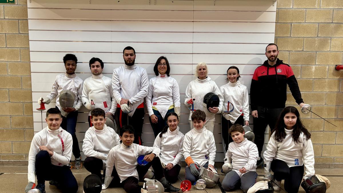 Algunos de los integrantes del club de esgrima Gladius de Irun, junto a su entrenador y maestro, Álex Prior, durante un entrenamiento en Artaleku.