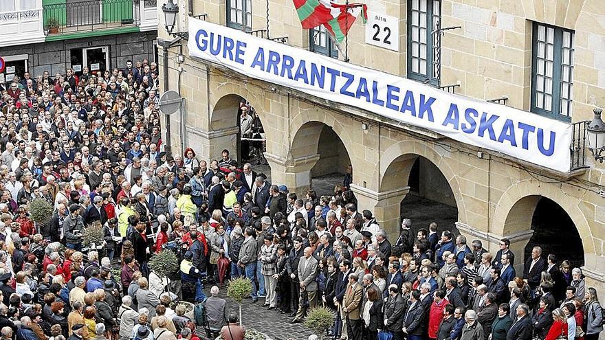 Vecinos de Bermeo se concentraron en la localidad para pedir la liberación de los tripulantes vascos. | FOTO: EFE