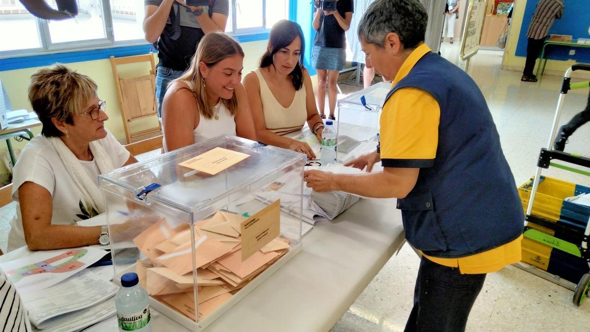 Trabajadora de Correos deposita los votos por correo en una mesa electoral. Foto: Europa Press