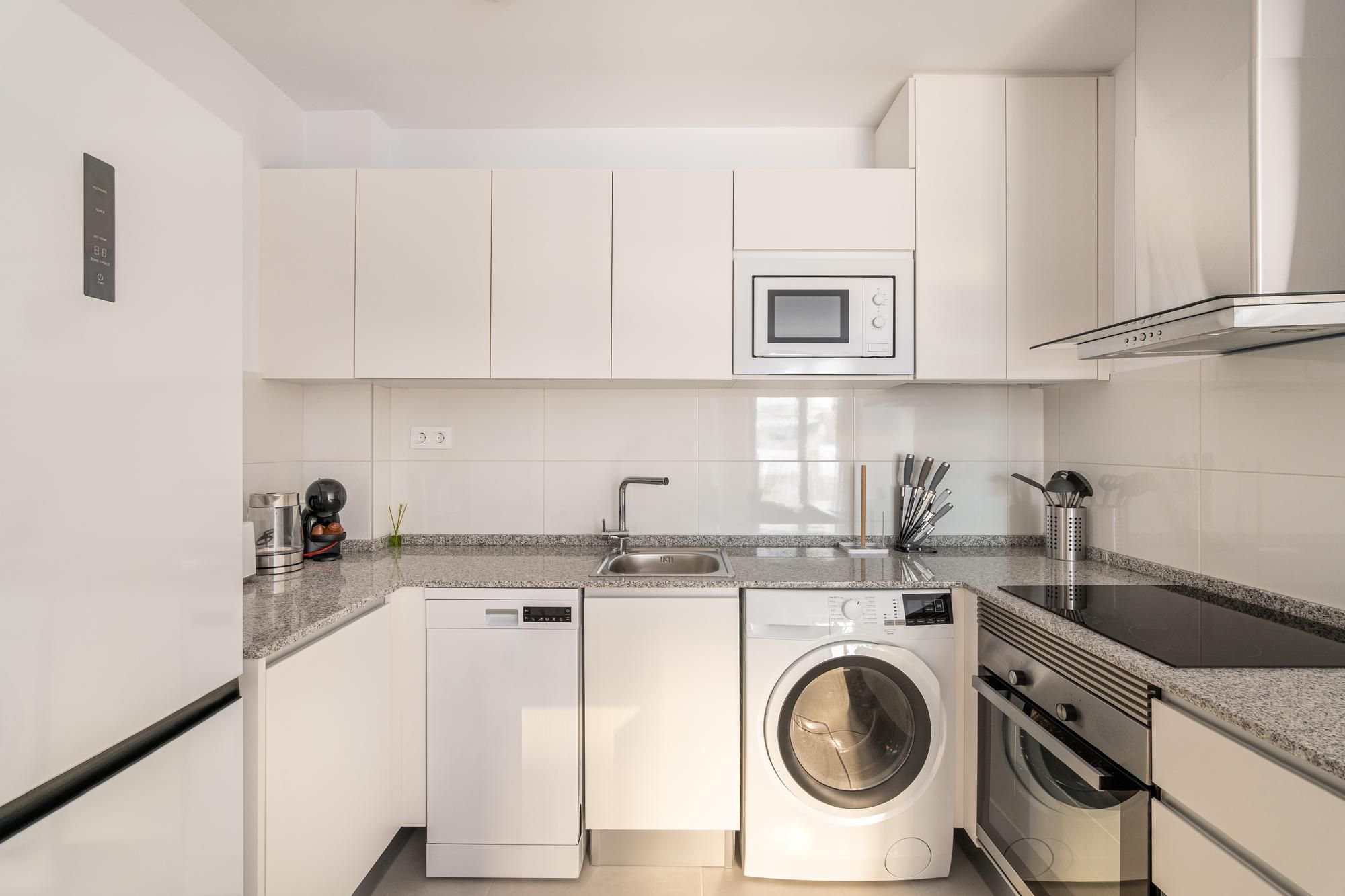 Cocina equipada con los electrodomésticos más habituales.