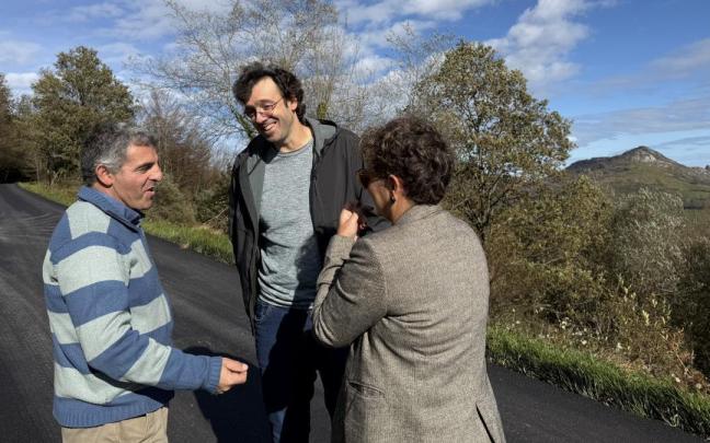 Los alcaldes de Azkoitia y Mendaro visitaron las obras de mejora de la carretera entre Otarre y Atxuri.