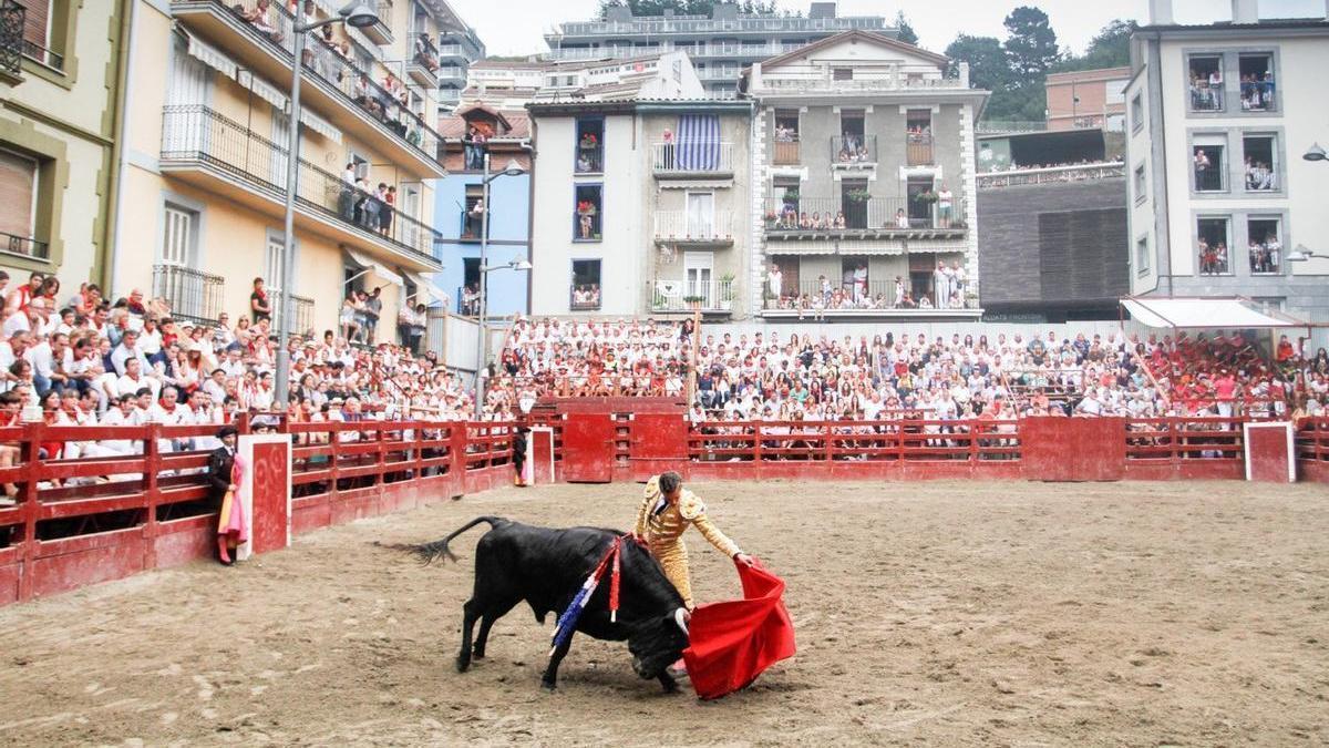 Las novilladas son una de las grandes atracciones que ofrece el programa festivo de Deba.