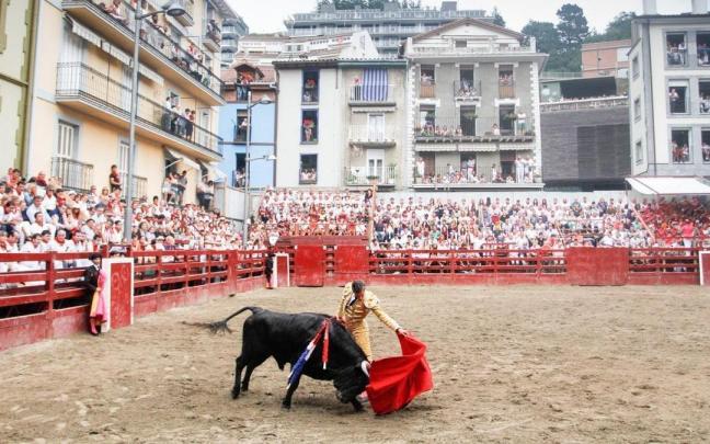 Las novilladas son una de las grandes atracciones que ofrece el programa festivo de Deba.