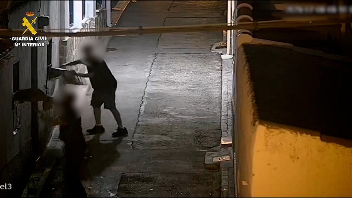 Dos detenidos por arrojar lejía y botellas a la casa de personas vulnerables