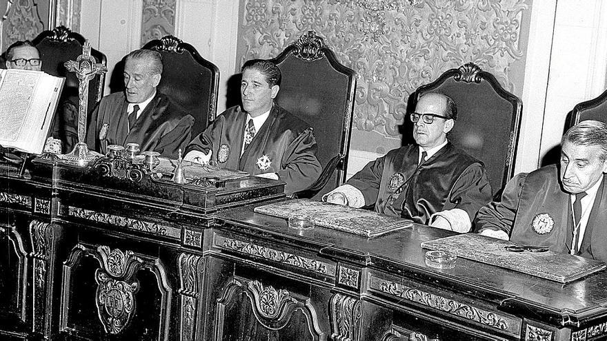 Imagen de la toma de posesión del presidente del Tribunal de Orden Público (TOP), José Francisco Mateu, en el año 1968. | FOTO: EFE