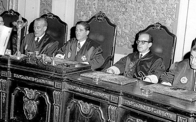 Imagen de la toma de posesión del presidente del Tribunal de Orden Público (TOP), José Francisco Mateu, en el año 1968. | FOTO: EFE Imagen de la toma de posesión del presidente del Tribunal de Orden Público (TOP), José Francisco Mateu, en el año 1968. | FOTO: EFE