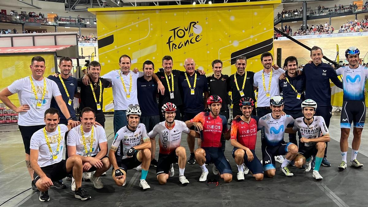 Foto de familia de los ciclistas vascos junto a directores y auxiliares. Foto de familia de los ciclistas vascos junto a directores y auxiliares.