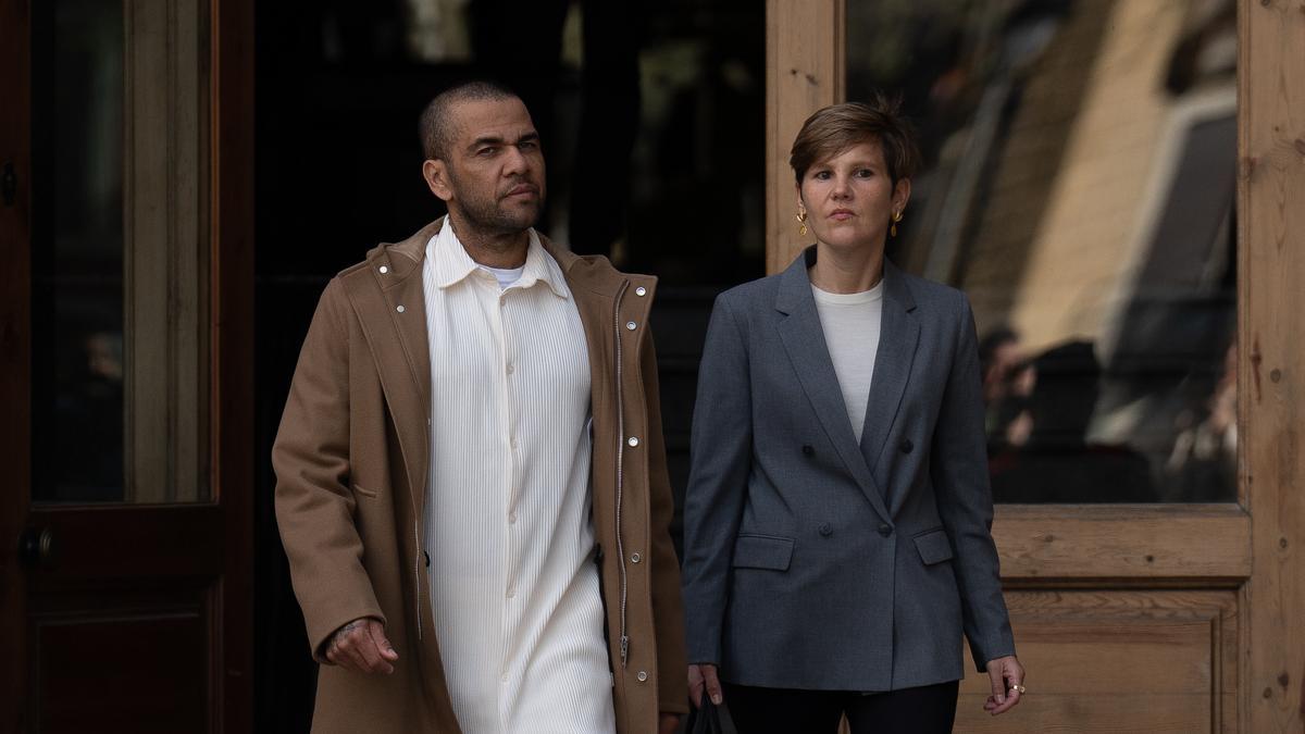 El exfutbolista Dani Alves y su abogada, Inés Guardiola, a su salida de la Audiencia de Barcelona, 28 de marzo de 2024.