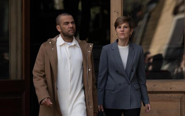 El exfutbolista Dani Alves y su abogada, Inés Guardiola, a su salida de la Audiencia de Barcelona, 28 de marzo de 2024. / Europa Press El exfutbolista Dani Alves y su abogada, Inés Guardiola, a su salida de la Audiencia de Barcelona, 28 de marzo de 2024.
