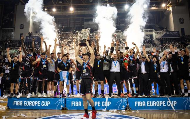 Miribilla aguarda a repetir esta noche esta misma imagen con un Bilbao Basket campeón europeo. / FIBA EUROPE CUP