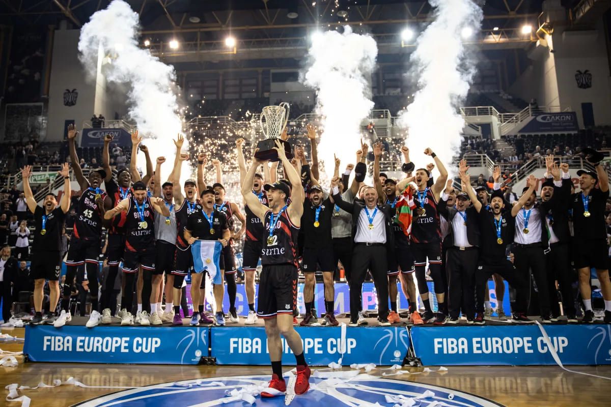 Los jugadores de Bilbao Basket celebrando el título de la FIBA Europe Cup. Foto: FIBA