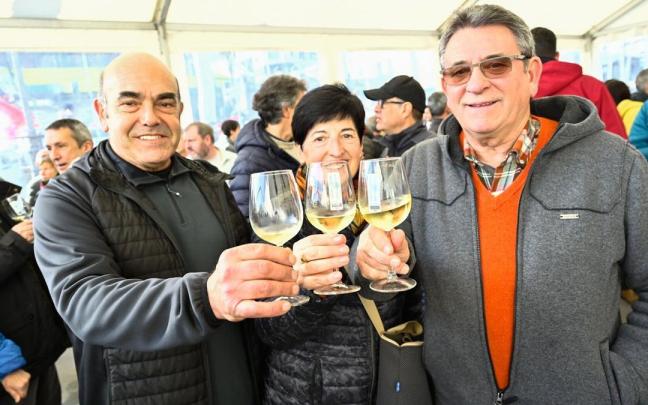 Getariarras brindan con txakoli en el Txakoli Eguna del año pasado.
