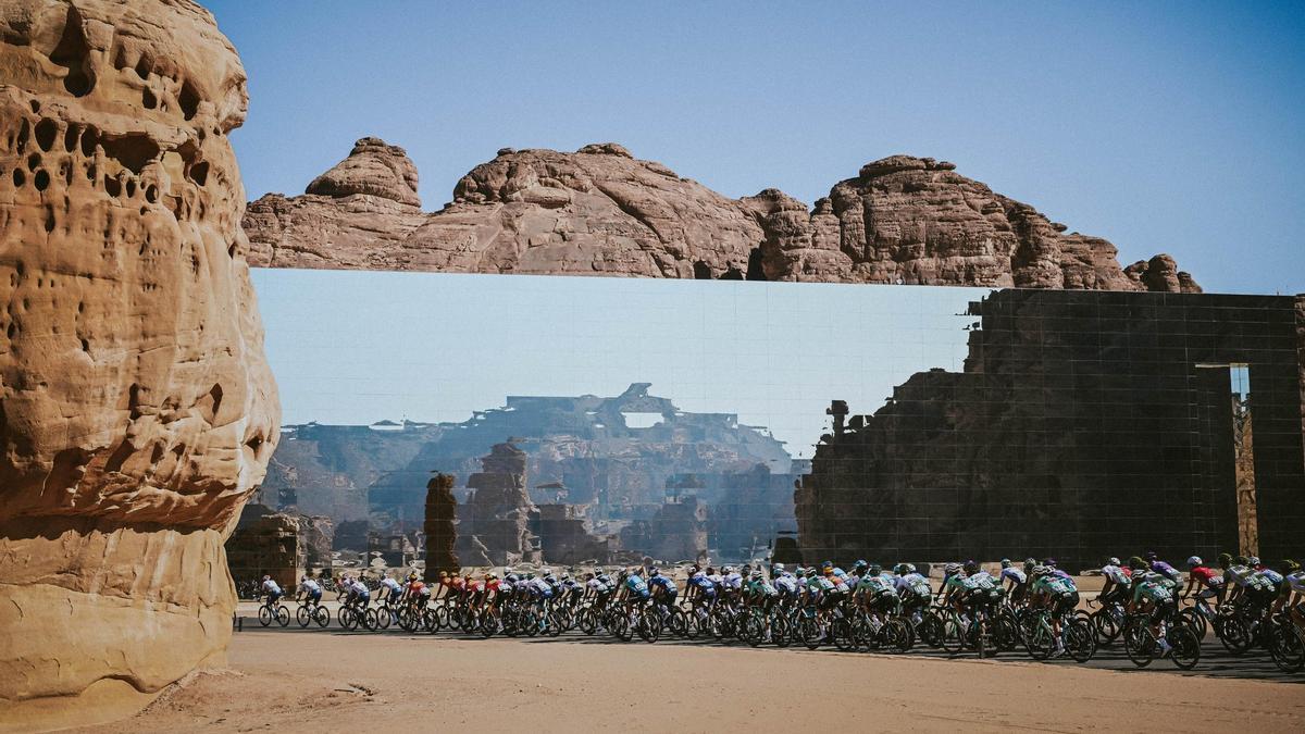 Los ciclistas, reflejados en un edificio de espejos.