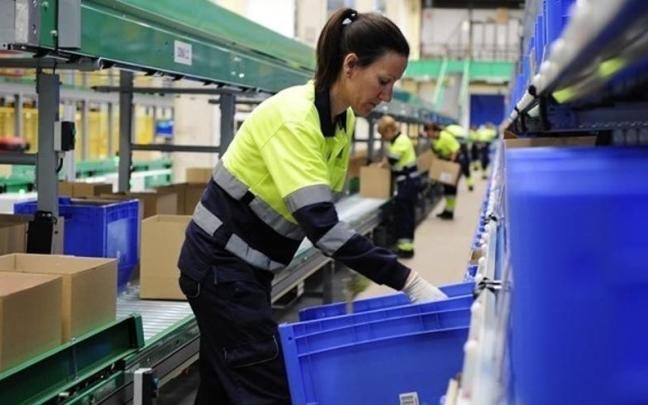 Una mujer en el trabajo. Una mujer en el trabajo.
