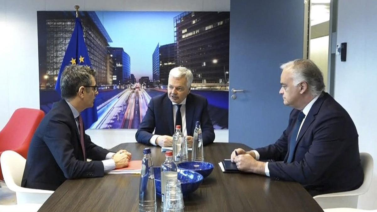 El comisario de Justicia europeo, Didier Reynders en su último encuentro con Félix Bolaños y Esteban González Pons.